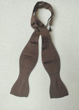 Charger l'image dans la galerie, Hilditch & Key noeud papilllon marron vintage en soie