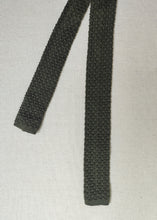Carica l'immagine nel visualizzatore di Gallery, Cravatta vintage in maglia di seta color cachi, realizzata in Inghilterra