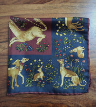 Charger l'image dans la galerie, Pochette de costume vintage en soie à motif fantaisie Made in England