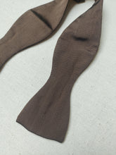 Charger l'image dans la galerie, Hilditch & Key noeud papilllon marron vintage en soie
