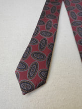 Charger l'image dans la galerie, Nowell's cravate bordeaux en soie à motif médaillons Made in USA