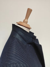 Charger l'image dans la galerie, Costume vintage bleu marine à rayures trois pièces en laine vierge S/46