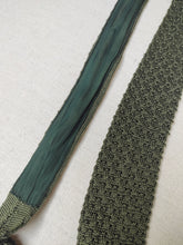 Carica l'immagine nel visualizzatore di Gallery, Cravatta vintage in maglia di seta color cachi, realizzata in Inghilterra