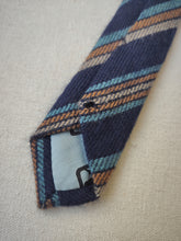 Charger l'image dans la galerie, Harrison's cravate club marine en pur cachemire Made in Scotland