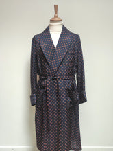Charger l&#39;image dans la galerie, Milton robe de chambre marine vintage à col châle en soie mélangée 52
