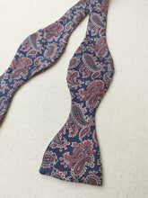 Charger l'image dans la galerie, Burberrys noeud papillon paisley vintage en soie Made in England