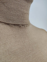 Charger l&#39;image dans la galerie, Suitsupply pull à col roulé beige en laine mérinos S
