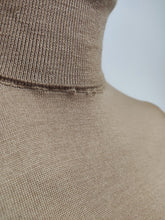 Charger l'image dans la galerie, Suitsupply pull à col roulé beige en laine mérinos S