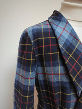 Charger l'image dans la galerie, Milton robe de chambre tartan vintage à col châle en laine 50