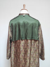 Charger l'image dans la galerie, Robe de chambre paisley vintage à col châle en pure soie Made in Italy