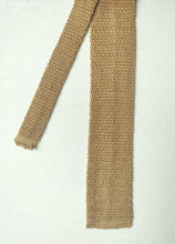 Carica l'immagine nel visualizzatore di Gallery, Cravatta vintage color senape in maglia 100% seta, Made in Italy