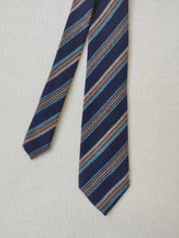 Charger l'image dans la galerie, Harrison's cravate club marine en pur cachemire Made in Scotland