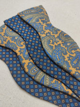 Charger l'image dans la galerie, Sir Paris nœud papillon moutarde vintage en soie à motif paisley Made in France