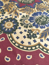 Lade das Bild in den Galerie-Viewer, Breuer foulard carré vintage 100% soie à motif floral Made in France