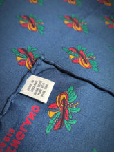 Charger l&#39;image dans la galerie, Old England pochette de costume bleue en soie à motif fantaisie Made in England
