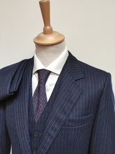 Charger l'image dans la galerie, Costume vintage bleu marine à rayures trois pièces en laine vierge S/46