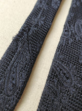 Charger l'image dans la galerie, Cravate paisley marine en grenadine de soie Made in France