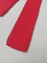 Charger l'image dans la galerie, Cravate vintage rouge en maille tricotée