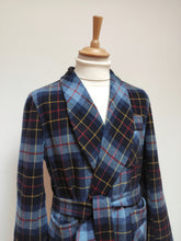 Charger l'image dans la galerie, Milton robe de chambre tartan vintage à col châle en laine 50