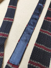 Charger l'image dans la galerie, Cravate vintage rayée en tricot de soie Made in Italy