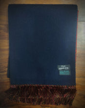 Charger l'image dans la galerie, Vivax by Sambrook Witting écharpe vintage double face à motif médaillons en laine et soie Made in England