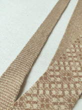 Carica l'immagine nel visualizzatore di Gallery, Cravatta vintage Drumohr con motivo a rombi e estremità squadrate, 100% cashmere, prodotta in Scozia