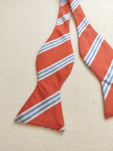 Charger l'image dans la galerie, Brooks Brothers noeud papillon club orange en soie Made in USA