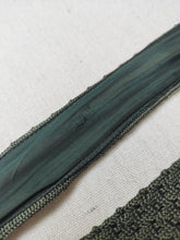 Carica l'immagine nel visualizzatore di Gallery, Cravatta vintage in maglia di seta color cachi, realizzata in Inghilterra