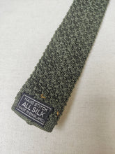 Carica l'immagine nel visualizzatore di Gallery, Cravatta vintage in maglia di seta color cachi, realizzata in Inghilterra