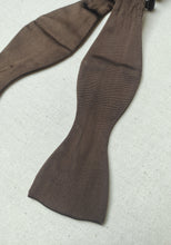 Charger l'image dans la galerie, Hilditch & Key noeud papilllon marron vintage en soie