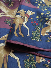 Charger l'image dans la galerie, Pochette de costume vintage en soie à motif fantaisie Made in England