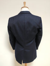 Charger l'image dans la galerie, Costume vintage bleu marine à rayures trois pièces en laine vierge S/46