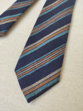 Charger l'image dans la galerie, Harrison's cravate club marine en pur cachemire Made in Scotland