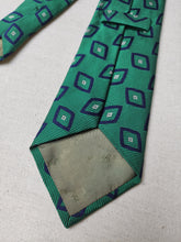 Charger l'image dans la galerie, Turnbull & Asser cravate verte en soie à motif géométrique Made in England