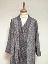 Charger l&#39;image dans la galerie, Pierre Cardin robe de chambre vintage paisley à col châle en laine
