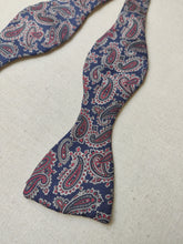 Charger l'image dans la galerie, Burberrys noeud papillon paisley vintage en soie Made in England