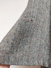 Afbeelding in Gallery-weergave laden, Harrods cape chevrons vintage en pure laine vierge Made in Scotland