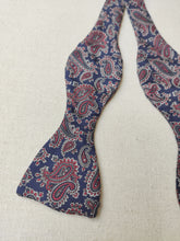 Charger l'image dans la galerie, Burberrys noeud papillon paisley vintage en soie Made in England