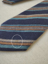 Charger l'image dans la galerie, Harrison's cravate club marine en pur cachemire Made in Scotland