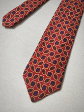 Charger l'image dans la galerie, Inès de la Fressange X Drake's cravate rouge en soie à motif géométrique Made in England