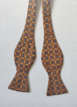 Charger l'image dans la galerie, Brooks Brothers noeud papillon jaune moutarde en soie Made in USA