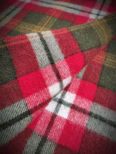 Charger l'image dans la galerie, Michael J. Drake écharpe vintage à carreaux Made in Scotland