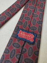 Charger l'image dans la galerie, Nowell's cravate bordeaux en soie à motif médaillons Made in USA