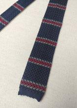 Charger l'image dans la galerie, Cravate vintage rayée en tricot de soie Made in Italy