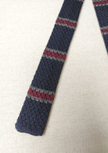 Charger l'image dans la galerie, Cravate vintage rayée en tricot de soie Made in Italy