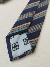 Charger l'image dans la galerie, Harrison's cravate club marine en pur cachemire Made in Scotland
