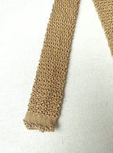 Carica l'immagine nel visualizzatore di Gallery, Cravatta vintage color senape in maglia 100% seta, Made in Italy