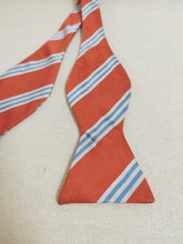 Charger l'image dans la galerie, Brooks Brothers noeud papillon club orange en soie Made in USA
