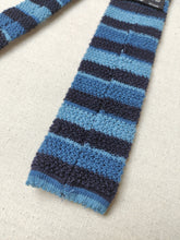 Charger l'image dans la galerie, Ibbas Roma cravate tricot bleue à rayures en laine Made in Italy