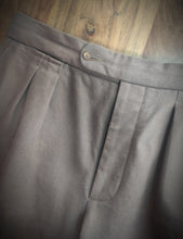 Charger l'image dans la galerie, Luxire pantalon marron à doubles pinces en coton épais L